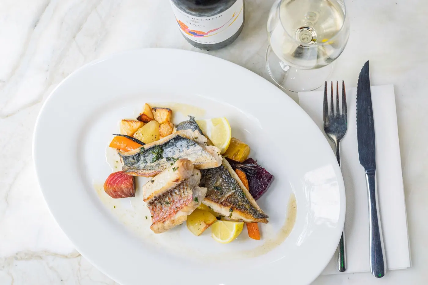 Un calice di bianco con il pesce